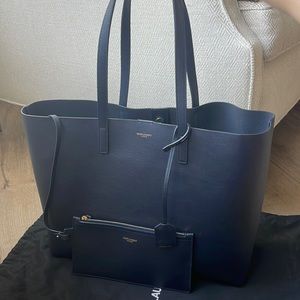 SHOPPING SAINT LAURENT E/W IN SUPPLE
LEATHER in color deep marine